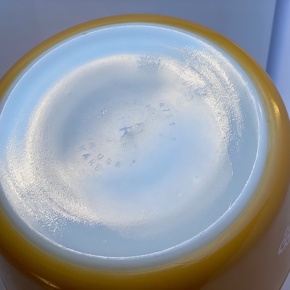 Vintage Pyrex Yellow Butterfly Gold 1 Quart Casserole Dish - Picture 5 of 9